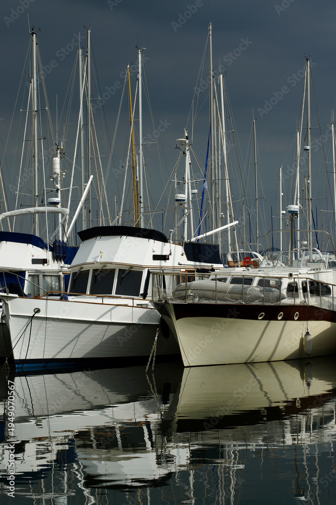 Fototapeta premium Bateaux de plaisance à quai un jour d'orage