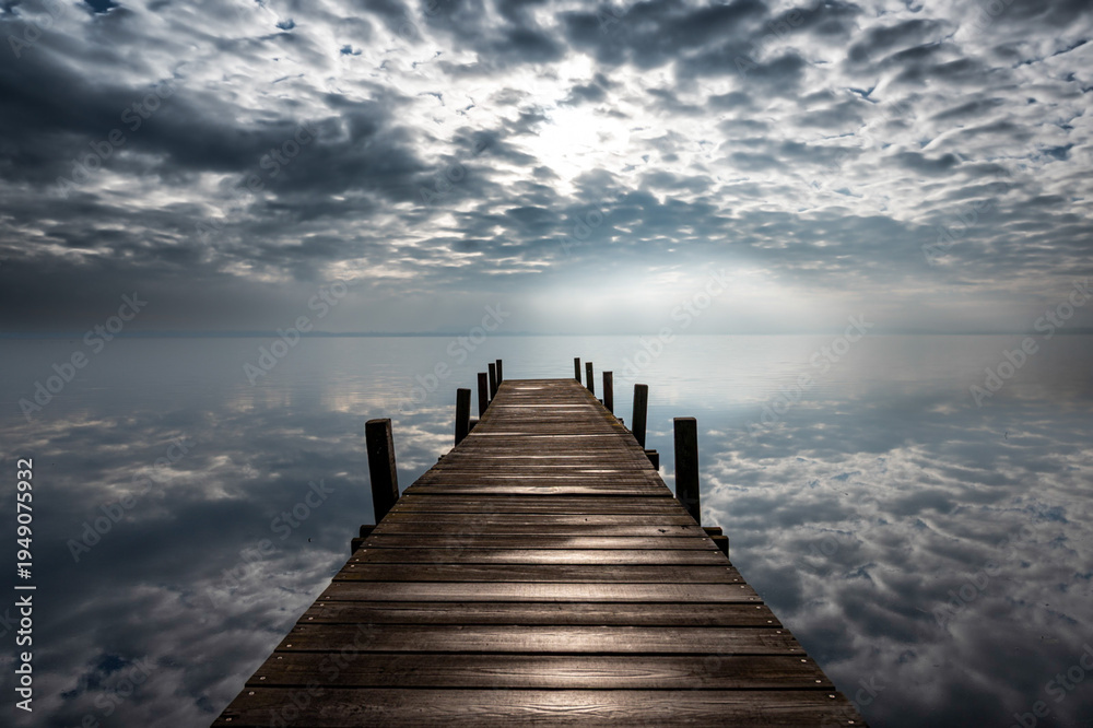 Fototapeta premium Steg in den Wolken