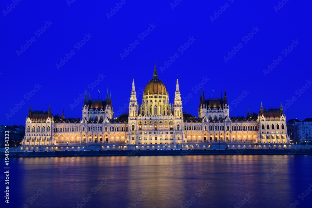 Obraz premium hungarian parliament building