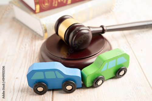 Obraz na płótnie Car accident lawsuit and insurance, Judge hammer with car model.