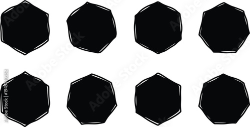 8つの黒い不規則な多角形、手描き風の抽象的なデザイン要素のセット.