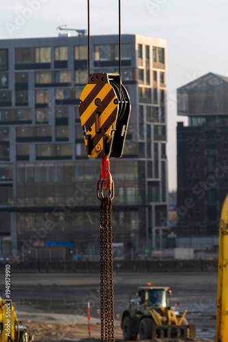 Foto Close up of yellow (industrial) heavy-duty crane hook block, single sheave (pull