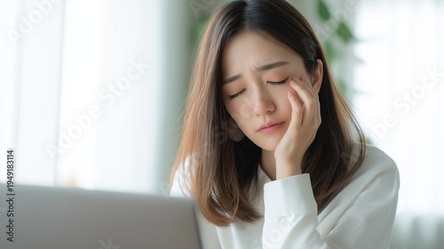 目が疲れている表情をした日本人女性