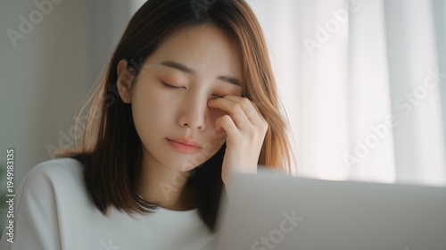 目が疲れている表情をした日本人女性