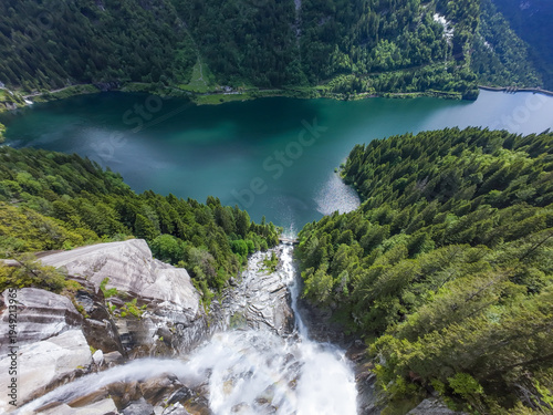 Φωτογραφία Cascata della regina del lago plunging into lake malga boazzo