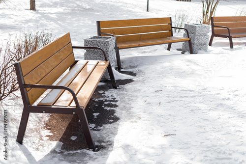 Quadro em tela Urban outdoor seating benches in winter park covered with snow