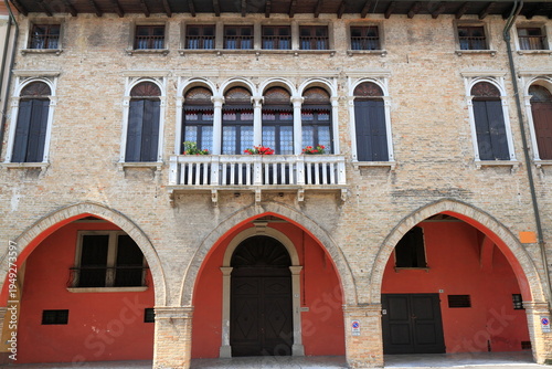 Foto Historic European building facade with arched windows, Portogruaro, Italy