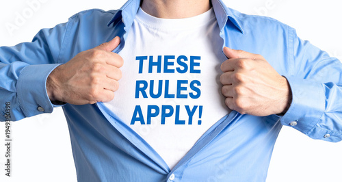 These Rules Apply! - Ein Mann öffnet sein Hemd und zeigt sein TShirt