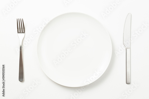 白背景に皿とカトラリー