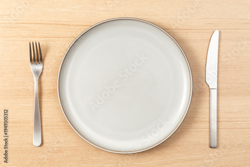 テーブルに皿とカトラリー