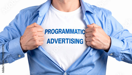 Programmatic Advertising - Ein Mann öffnet sein Hemd und zeigt sein TShirt