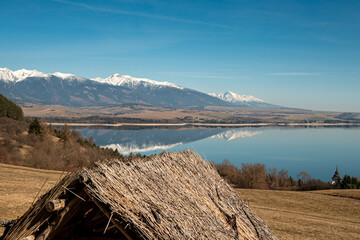 Plexiglas schilderij Reflectie Hoge Tatra met rieten dak Havranok  © Marek