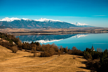 Plexiglas schilderij Reflectie Hoge Tatra bergen Slowaaks reservoir uitzicht  © Marek