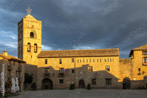 Ainsa au coucher de soleil