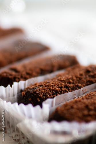 Quadro su tela Closeup of cocoa dusted treats