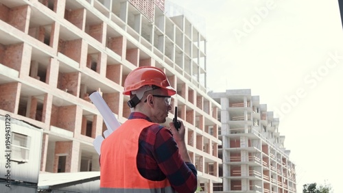 Canvas-taulu Building contractor communicating over two-way radio on site