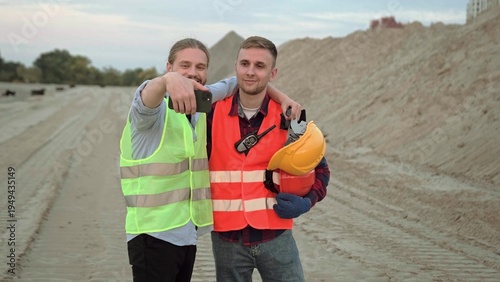 Εκτύπωση καμβά Professional workers make picture, working on site
