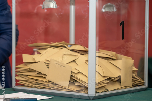urne dans un bureau de vote pendant un scrutin municipal en france