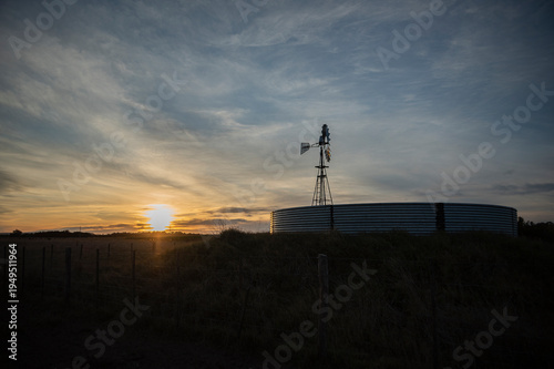 molino de aguan al atardecer en el campo con tanmque australiano 