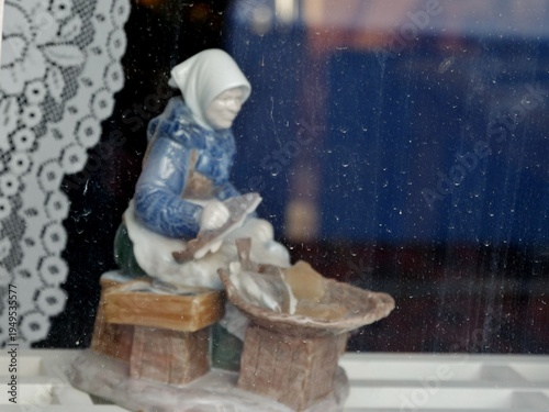 Wallpaper Mural Fischersfruu als Porzellan-Figur auf Fensterbank Torontodigital.ca