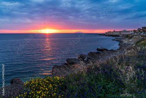Foto Sunset over Lungomare Boeo in Marsala with the Lilibeo Museum.
