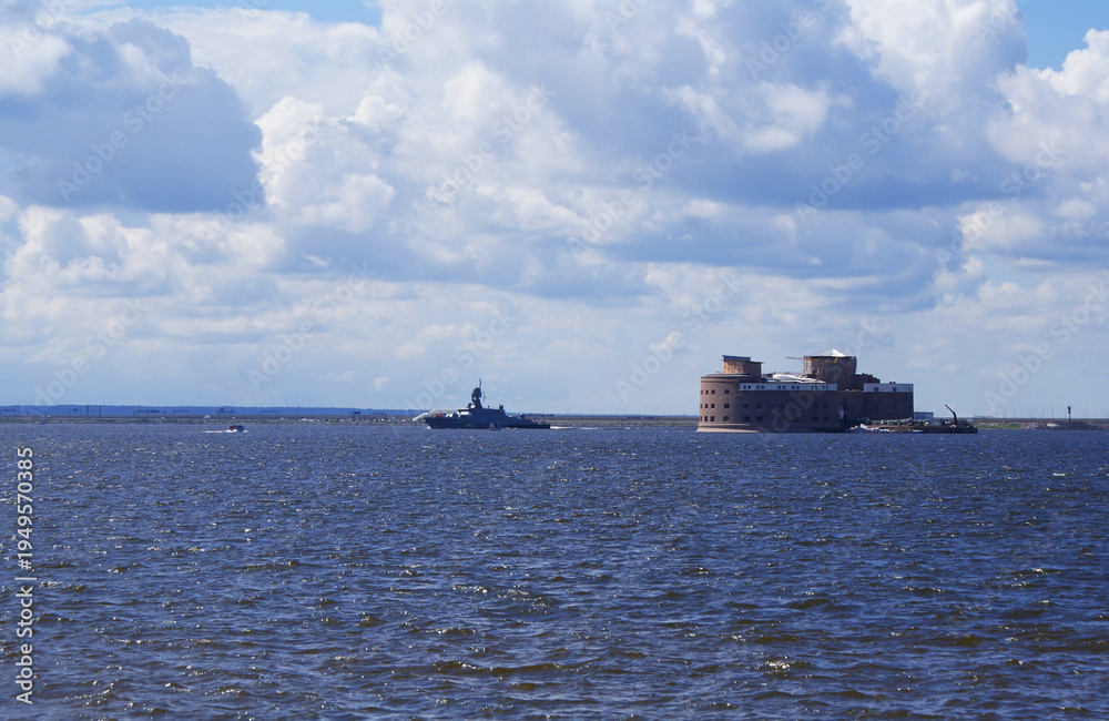 Obraz premium Fort in a bay, historical naval stone structure, architectural design.