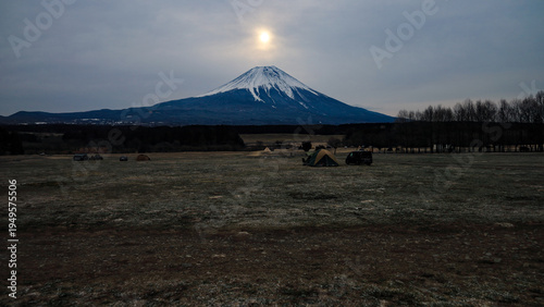 冬の朝霧高原のキャンプ場から　夜明けの富士山の絶景　　静岡県富士宮市　日本