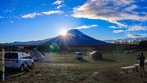 冬の朝霧高原のキャンプ場から　夜明けの富士山の絶景　　静岡県富士宮市　日本
