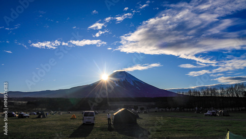 冬の朝霧高原のキャンプ場から　夜明けの富士山の絶景　　静岡県富士宮市　日本