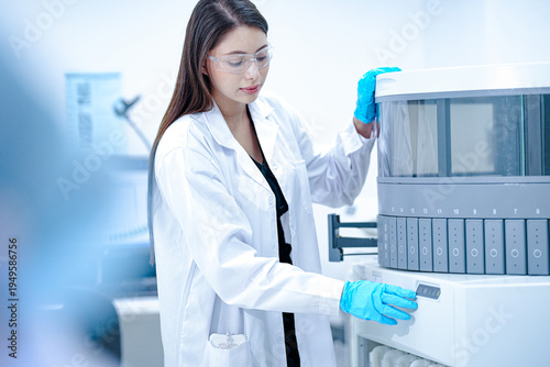 Bilde på lerret Medical pathologist managing automated histology staining process