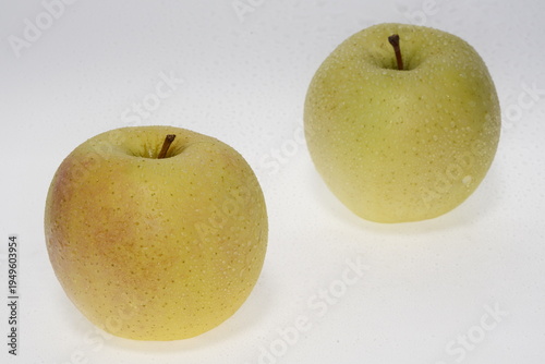 Wallpaper Mural 黄色いりんご きみと　青森県産 Torontodigital.ca