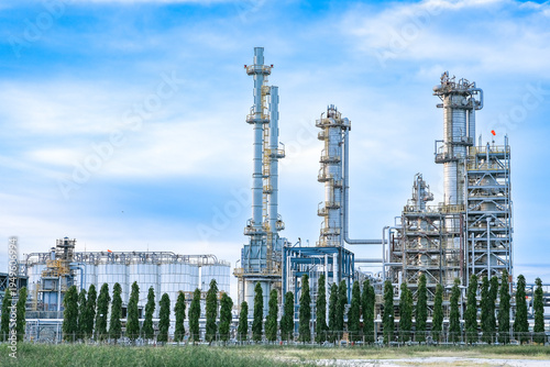 Foto Refinery Infrastructure Featuring IoT Sensors for Methane Leak Detection and Monitoring