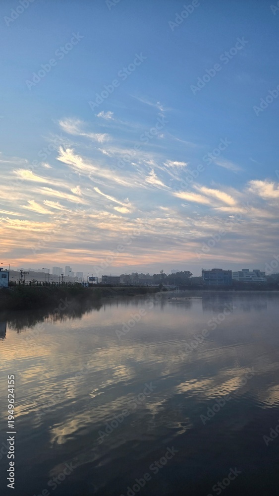 Obraz premium sunrise over the lake