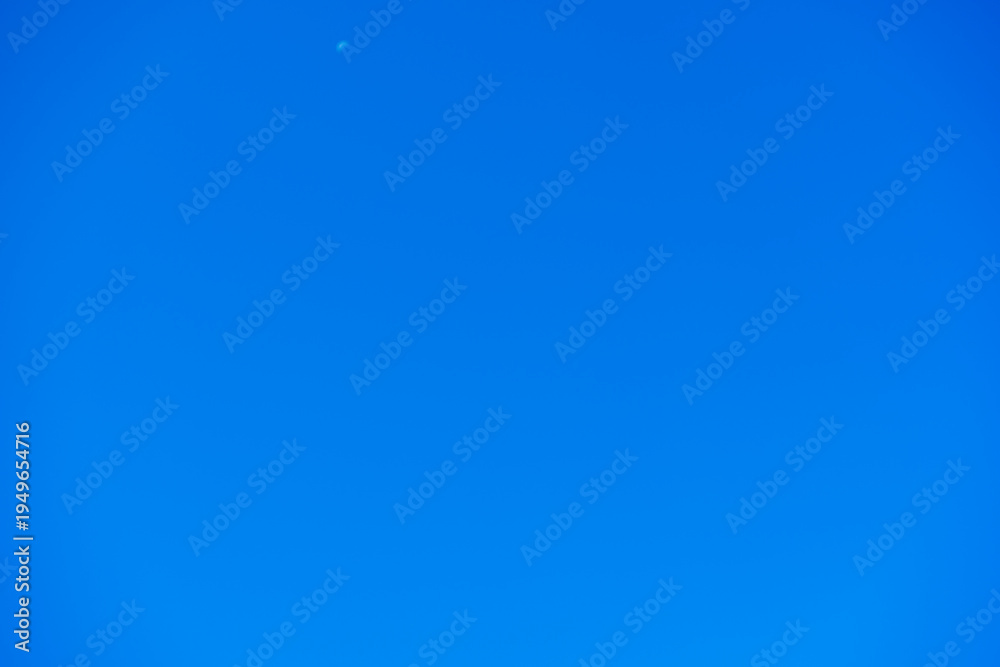 Foto Clear blue sky background with solid vibrant color