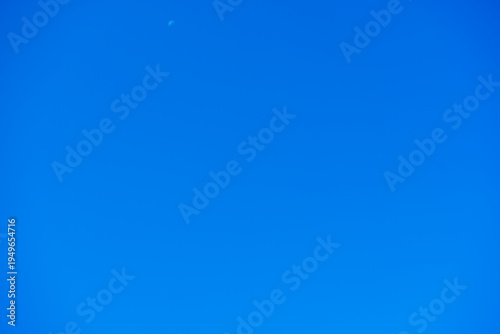 Foto Clear blue sky background with solid vibrant color