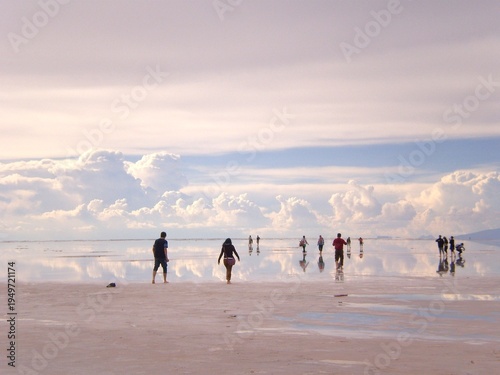 Konstfotografi People enjoying themselves at Salar de Uyuni during sunset
