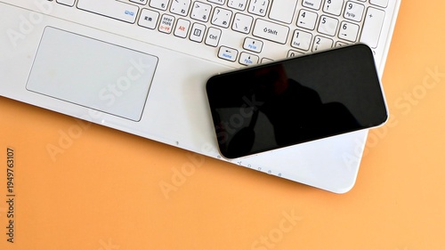 パソコンとスマホ　デジタルデバイス