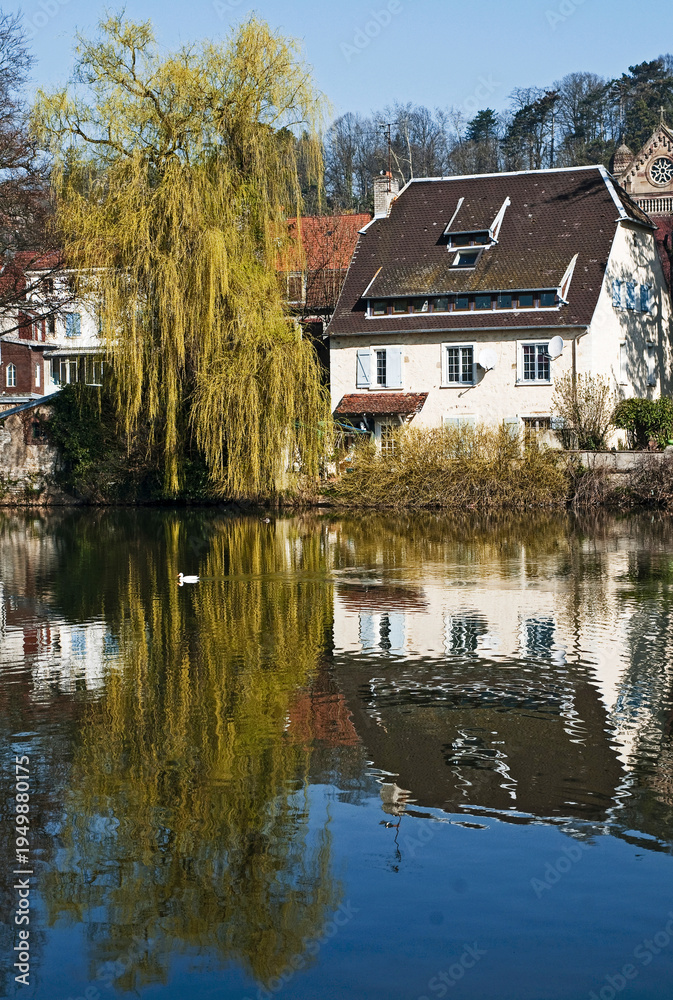 Fototapeta premium Maisons le long de la rivière
