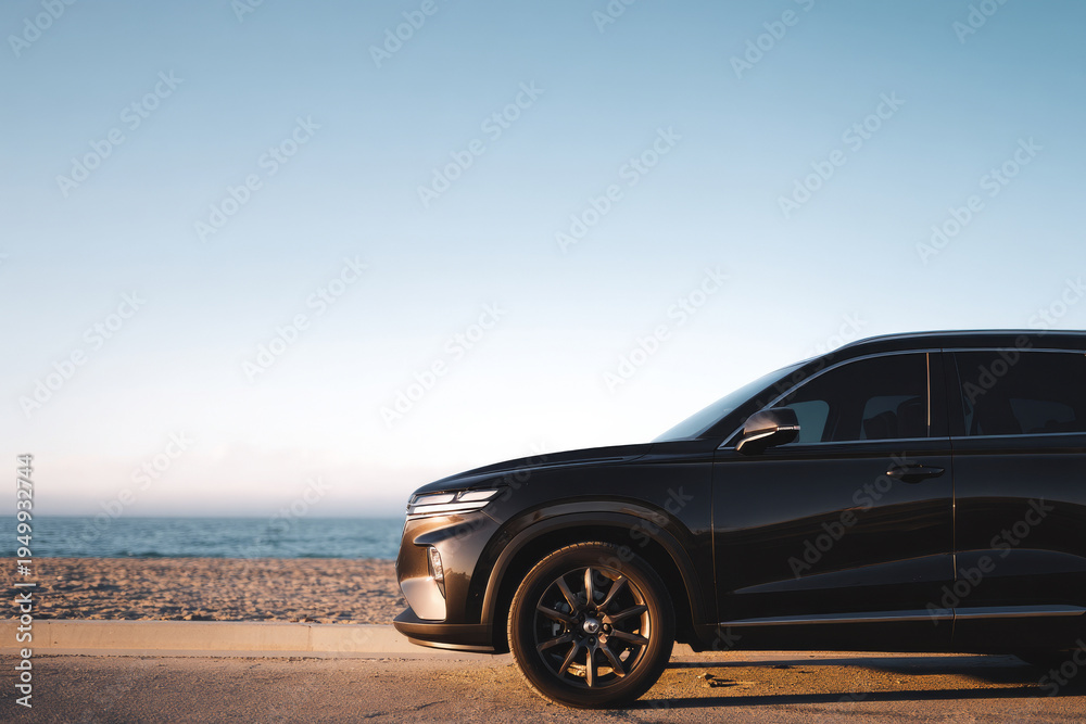 Naklejka premium SUV noir gare prÃ¨s dâ€™un paysage cÃ´tier vide, vue laterale complÃ¨te, no people, lumiÃ¨re ensoleillee, composition claire et equilibree, photographie automobile commerciale