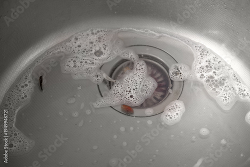 Foto A clogged kitchen sink with food and food debris.