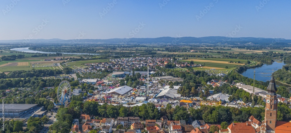 Fototapeta premium Die niederbayerische Gäuboden-Stadt Straubing an der Donau aus der Vogelperspektive