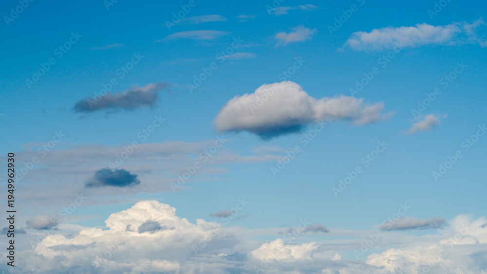 Obraz premium Ciel chargé de cumulus et de nuages de haute altitude
