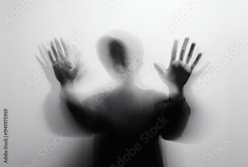 Persona sobre un fondo blanco, borroso y transparente