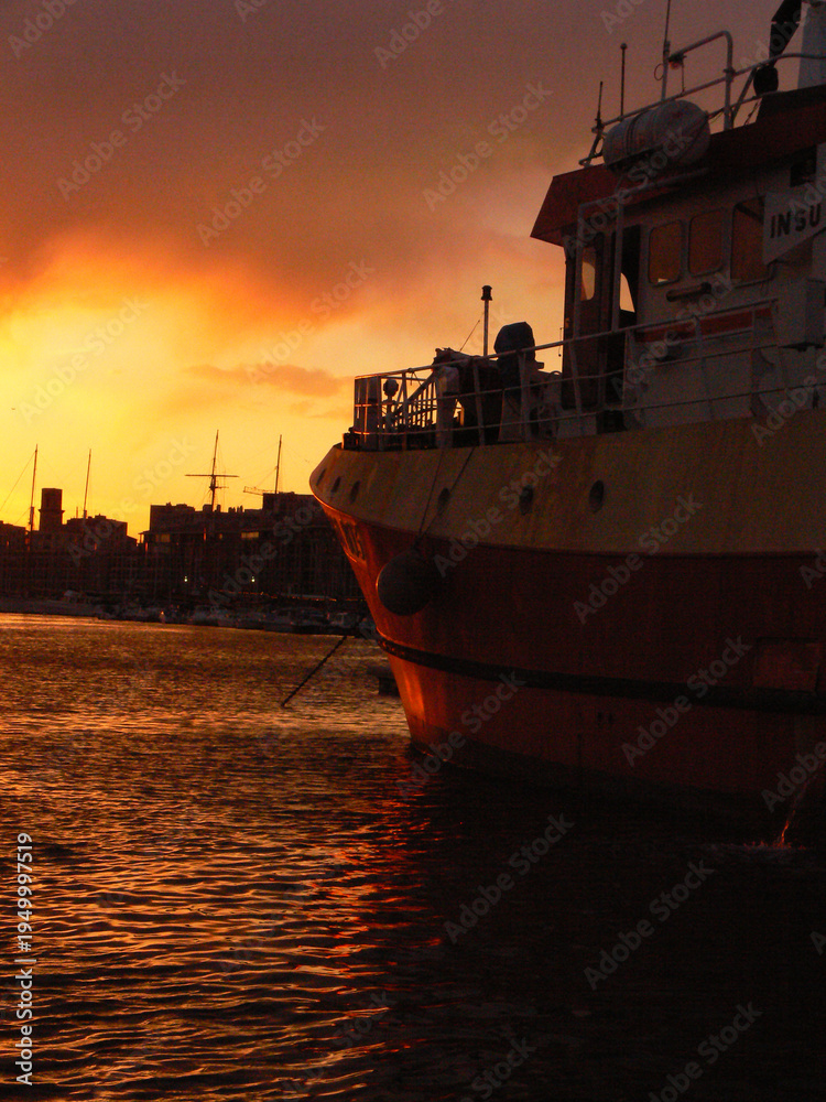 Fototapeta premium Colorful sunset in Marseille in France