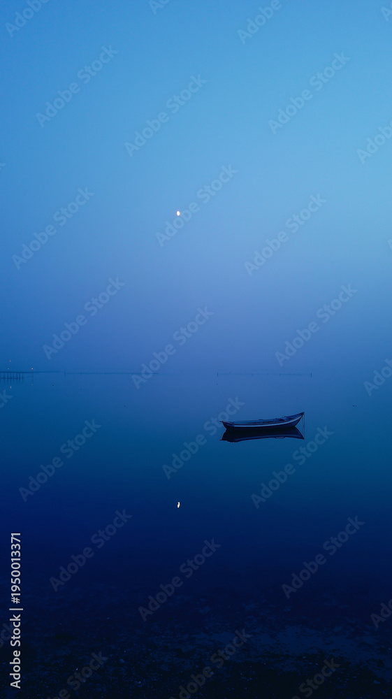 Naklejka premium Minimal Boat on Calm Blue Ocean Serenity Landscape