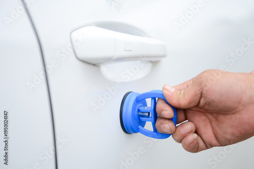 Foto A Hand Holding a Sucker for Car Paintless Dent Repair
