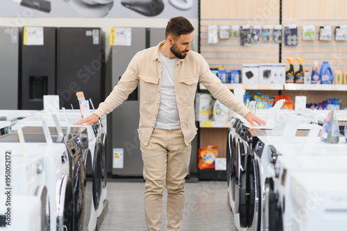 Cuadro en lienzo Customer choosing washing machine in electronics store