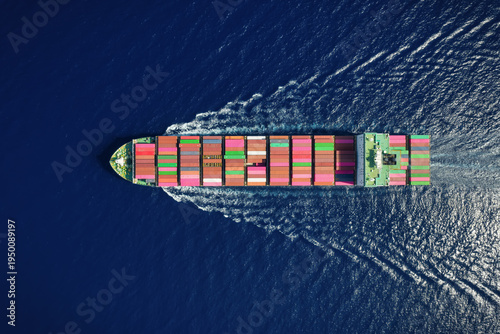 Foto High aerial overhead view of a large industrial container cargo vessel sailing o
