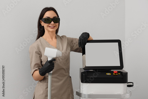 Female cosmetologist with m...