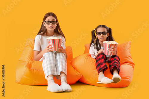 Cute Asian sisters in 3D gl...